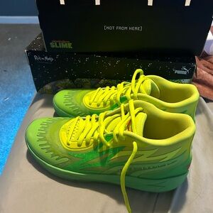 Puma Green Athletic Shoes Vibrant Design
